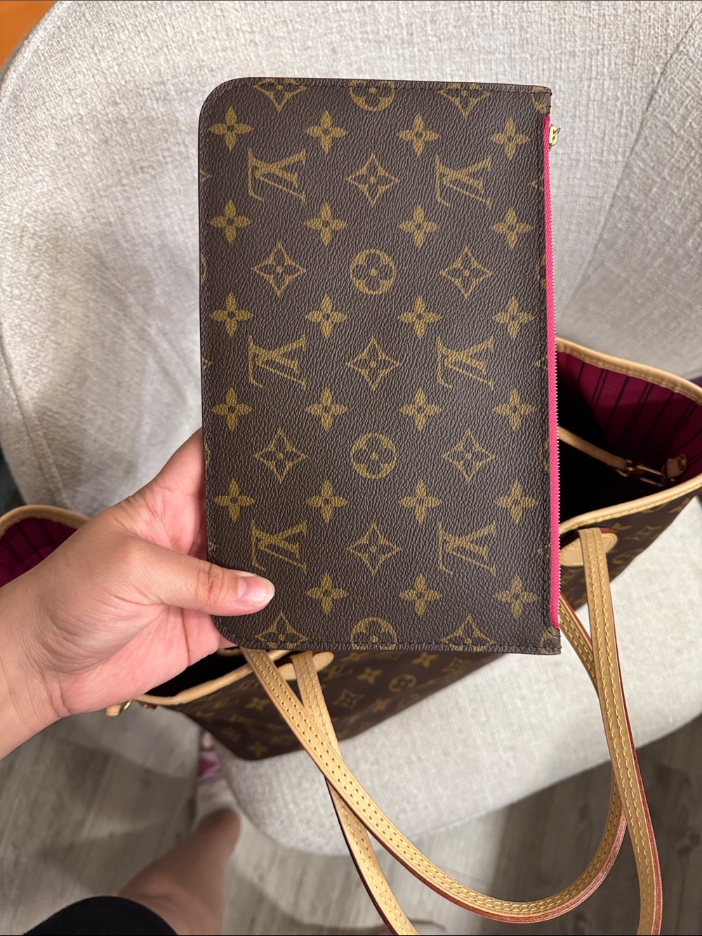Louis Vuitton Monogram Neverfull GM Tote in Brown with Vachetta Trim - Picture 4 of 8
